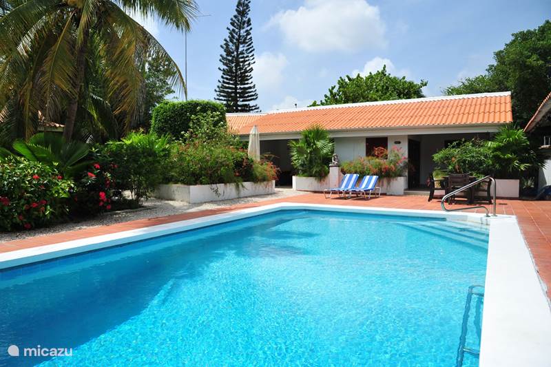 Vakantiehuis Curaçao, Curacao-Midden, Julianadorp Appartement Kas di Ala App. Papegaai met zwembad