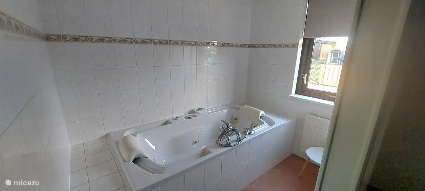 Dit ruime 2 persoons bad bevindt zich op de begane grond naast de slaapkamer. 