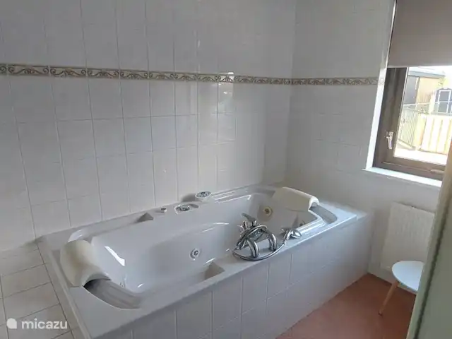 Hûske twa | Pays-Bas, Frise, Oudwoude - maison de vacances Cette baignoire spacieuse pour 2 personnes est située au rez-de-chaussée à côté de la chambre.
