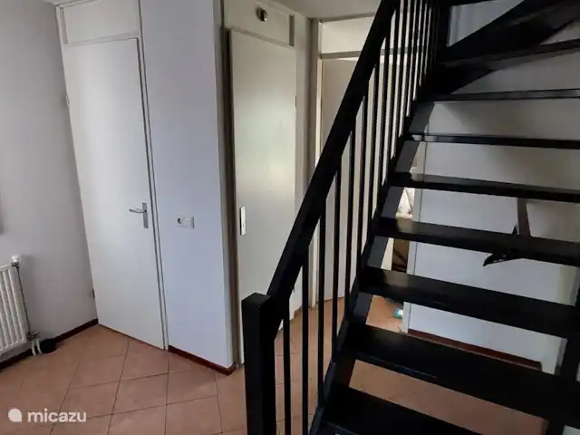 Hûske twa | Pays-Bas, Frise, Oudwoude - maison de vacances C'est le hall spacieux. Vous pouvez accrocher vos manteaux sous les escaliers.