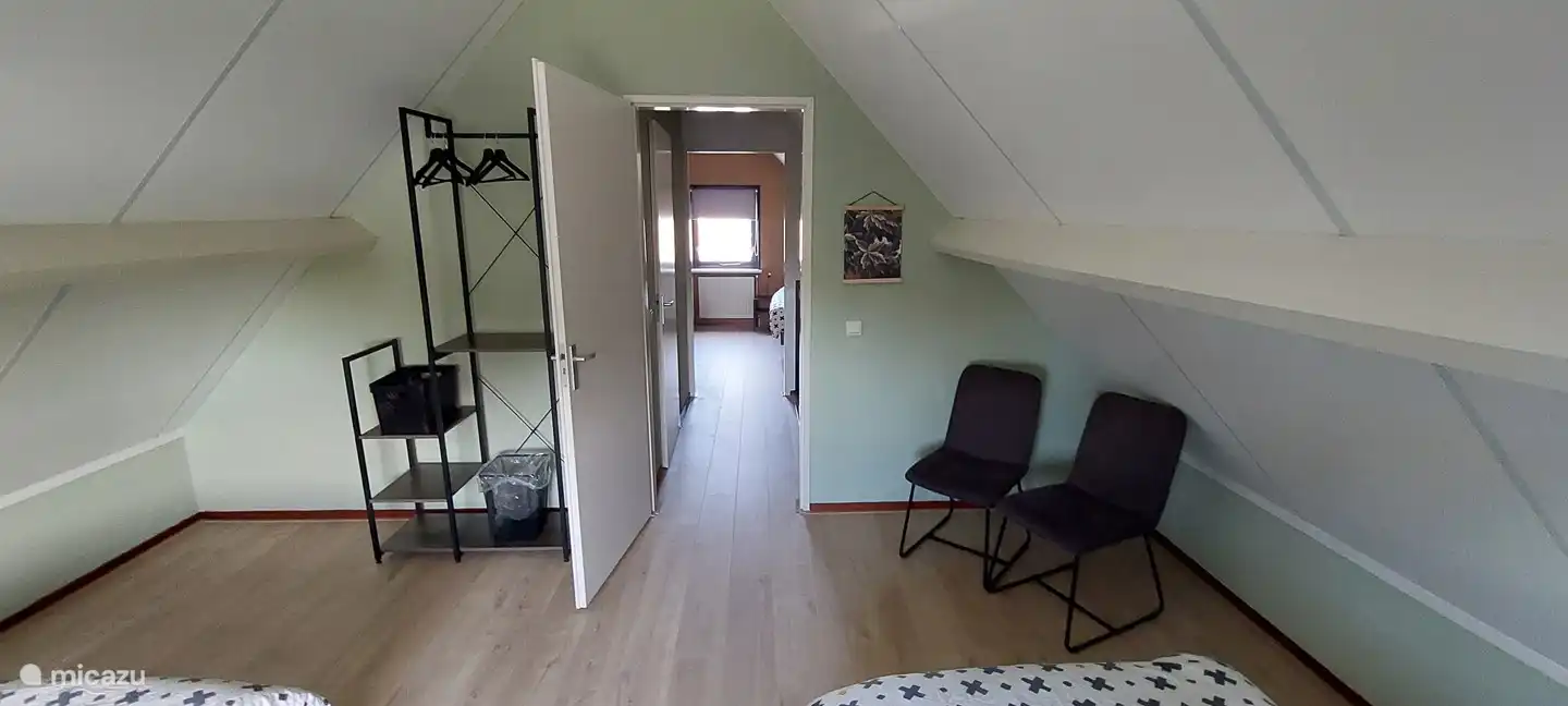 De beide slaapkamers op de bovenvoordieping zijn voorzien van 90x200 bedden (in elke slaapkamer 2). De bedden zijn voorzien van Emma matrassen voor optimaal slaapcomfort. 