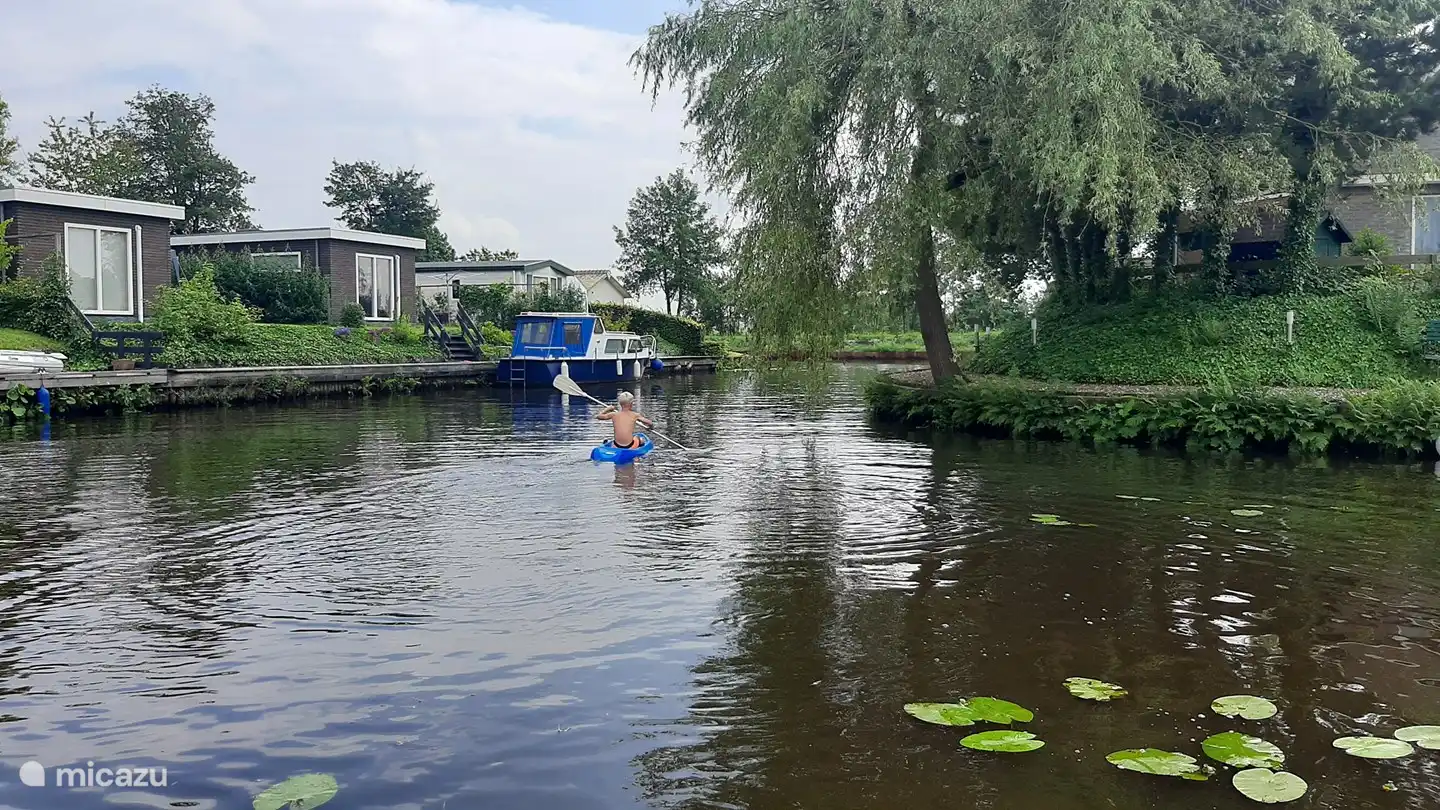 In de verte ziet u de trekvaart. Via dit water vaart u naar Kollum en Dokkum. Op de foto is ook onze 8jarige op de kinderkano te zien. 