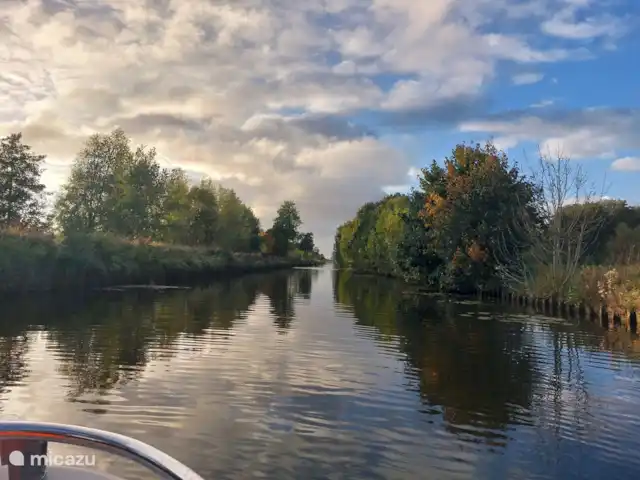 Hûske twa | Pays-Bas, Frise, Oudwoude - maison de vacances navigation en bateau sur le touage début octobre 2022.