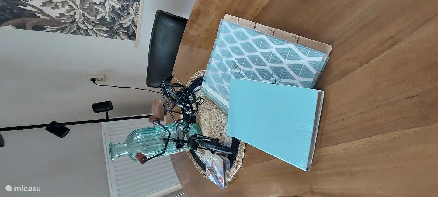 Op onze tafel ligt ons gastenboek. Daarin vindt u o.a. de leukste tips van voorgaande gasten. De informatiemap is zowel in het Nederlands, Duits en Engels geschreven. 