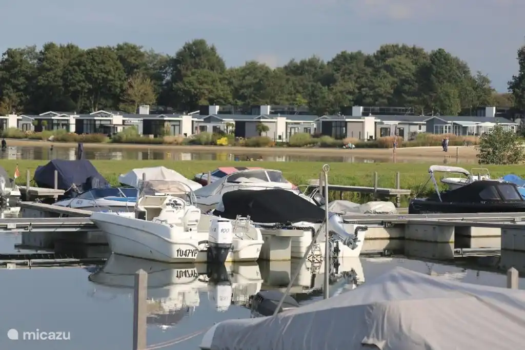 Port au parc près de la plage. Eventuellement amarres à louer et possibilité de mettre à l'eau un bateau.