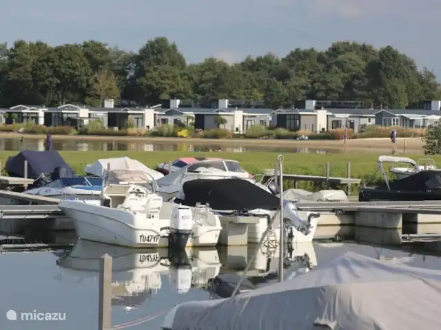 Chalet sur le Veluwemeer | Pays-Bas, Gueldre, Hulshorst (lac Veluwe) - chalet Port au parc près de la plage. Eventuellement amarres à louer et possibilité de mettre à l'eau un bateau.
