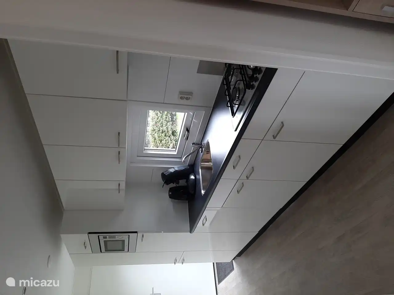 Cuisine avec four combiné, cuisinière à gaz, lave-vaisselle, bouilloire et machine Nespresso