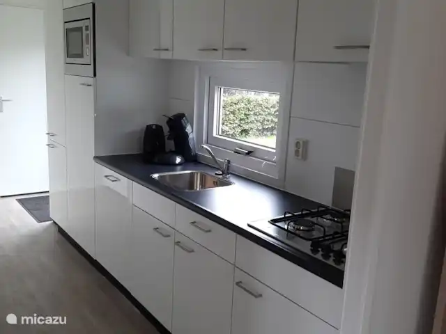 Chalet sur le Veluwemeer | Pays-Bas, Gueldre, Hulshorst (lac Veluwe) - chalet Cuisine avec four combiné, cuisinière à gaz, lave-vaisselle, bouilloire et machine Nespresso