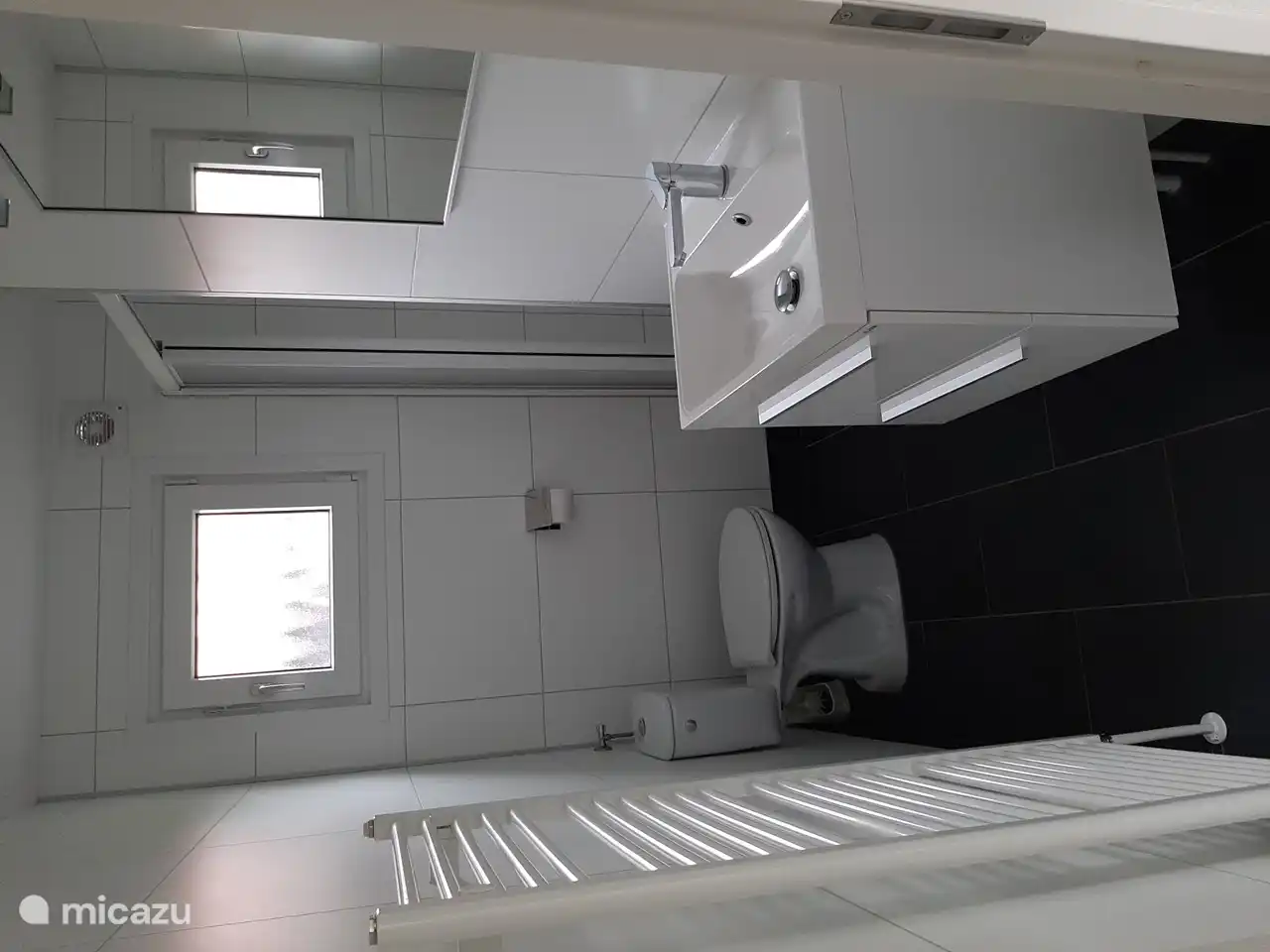 Salle de bain luxueuse avec meuble vasque et douche