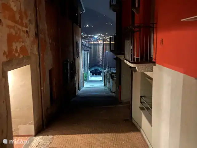 apartamento en Italia, Lago de Como, Acquaseria – Apartamento Ulivo 18 con vista al lago Baja estas escaleras y estás en el lago.