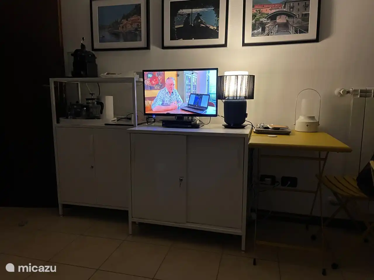 La sala de estar por la noche.