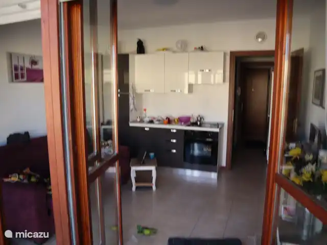 apartamento en Italia, Lago de Como, Acquaseria – Apartamento Ulivo 18 con vista al lago La sala de estar con la cocina abierta, vista desde el balcón.