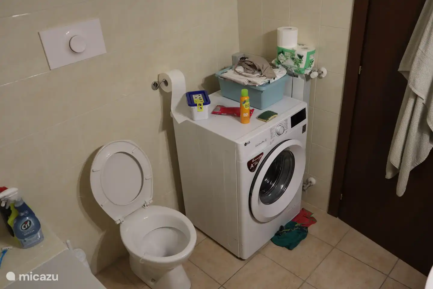 El baño con la lavadora.