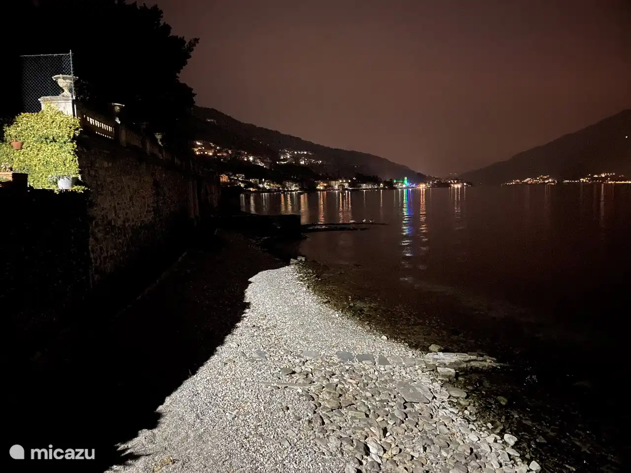 Ver en la noche sobre el lago
