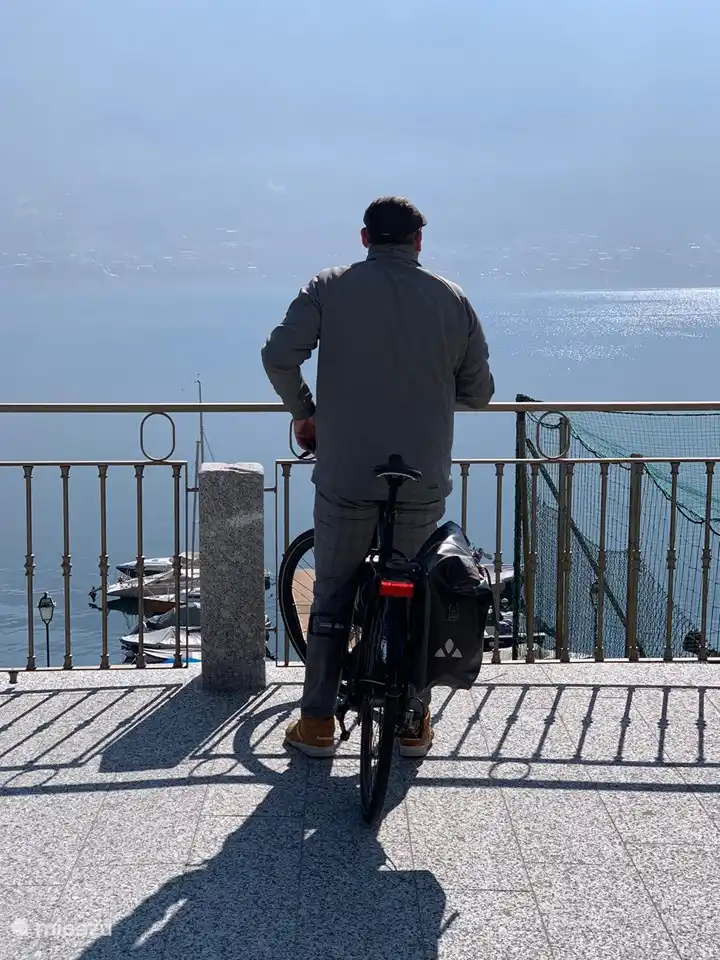 Ciclismo a lo largo del lago