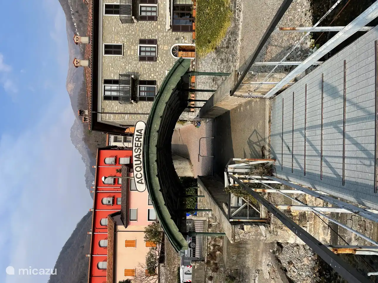 El nombre lo dice todo, aquí arriba está el apartamento.