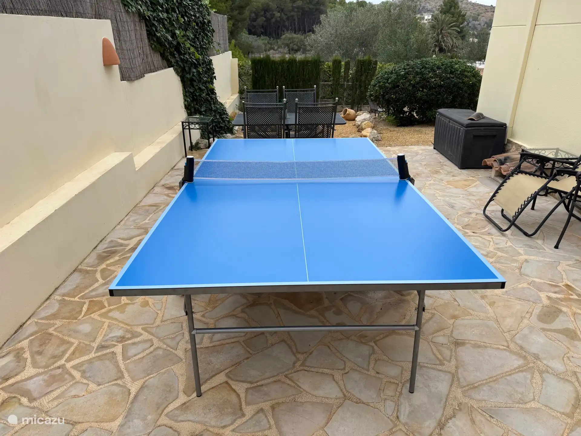 Tischtennistisch auf der Terrasse neben dem Haus.