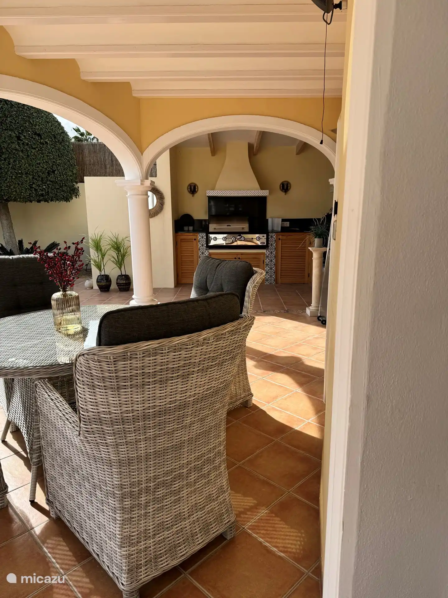 Vue de la cuisine extérieure couverte avec le barbecue Boretti Ligorio Top