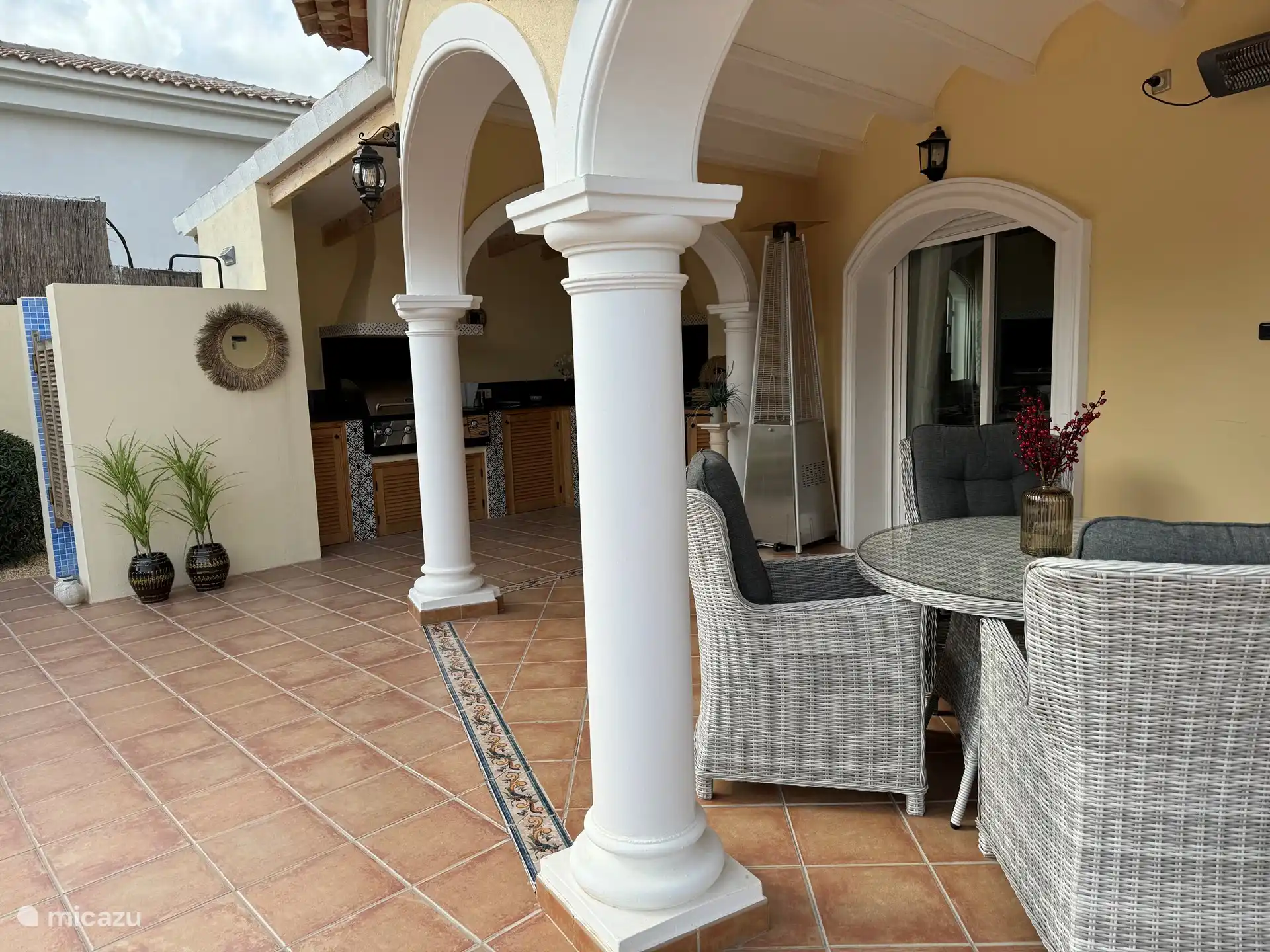 Naya avec la cuisine extérieure couverte au fond