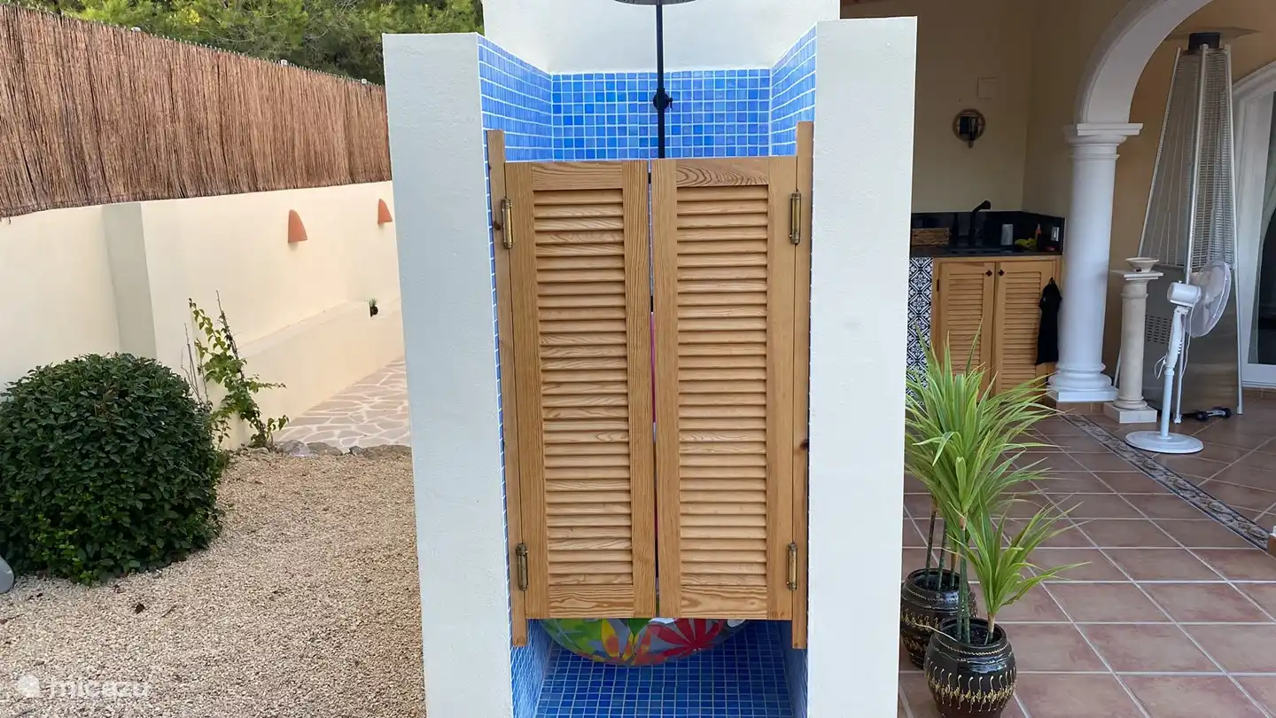 Douche extérieure avec eau chaude/froide