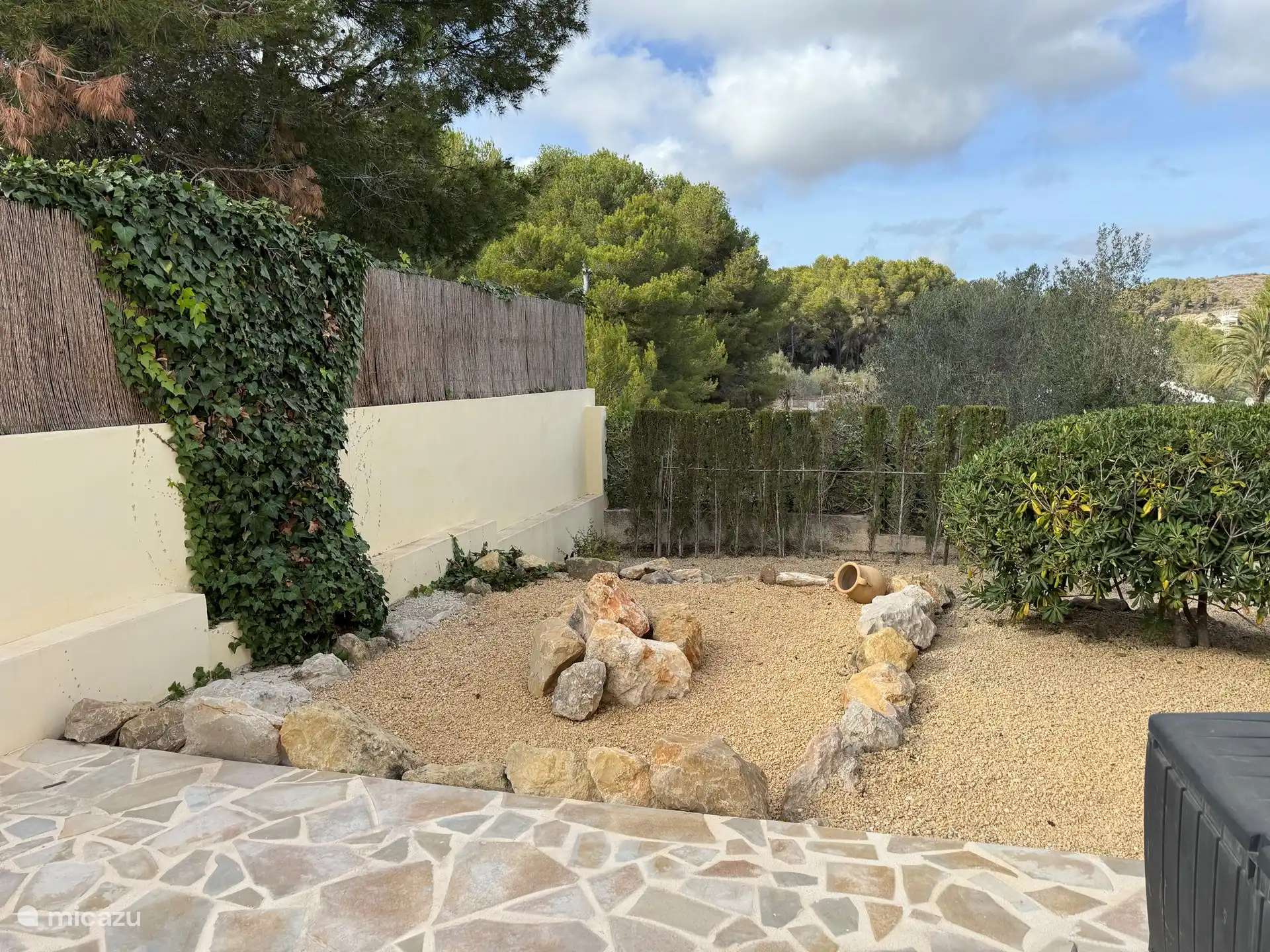 Terrasse orientée ouest avec un petit jardin