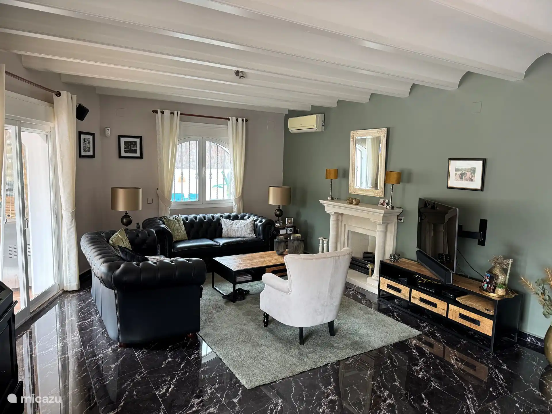 Salon avec TV sur mur végétal