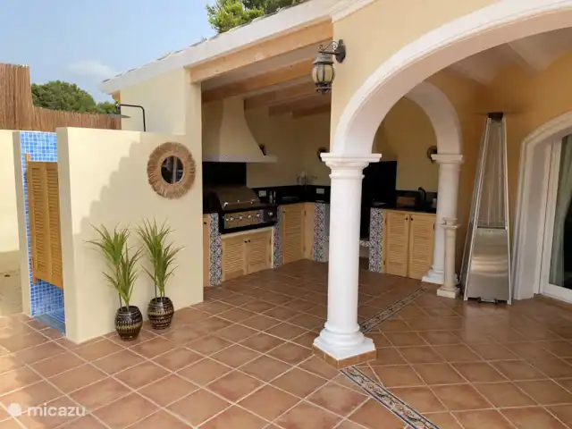 Villa Fleur | Espagne, Costa Blanca, Jávea - villa Cuisine extérieure couverte avec douche extérieure avec eau chaude/froide