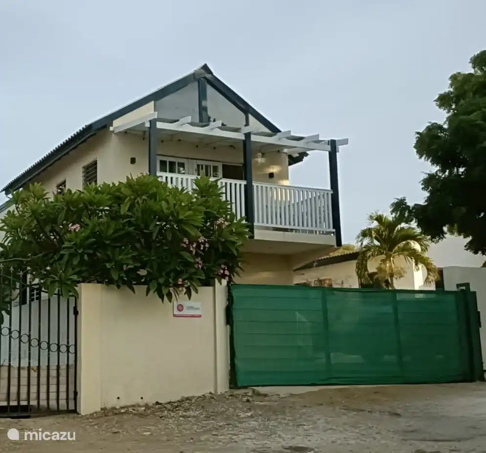 Mirador with French doors with a view of nature