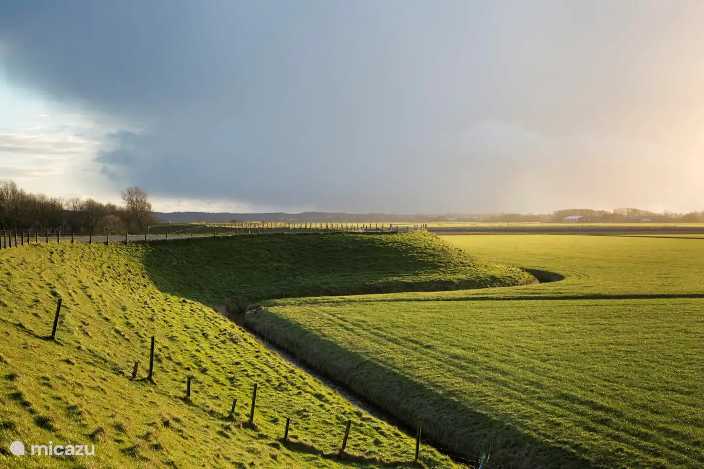 The dike around Sint Maarten is beautiful for cycling