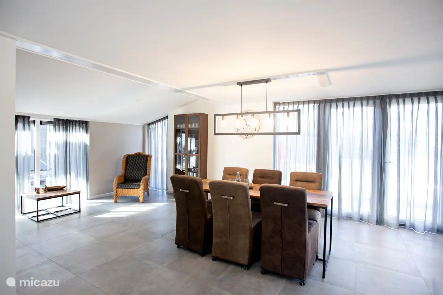 The very spacious living room with lots of light