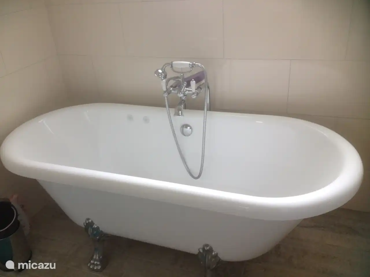 Badezimmer 1 mit Badewanne