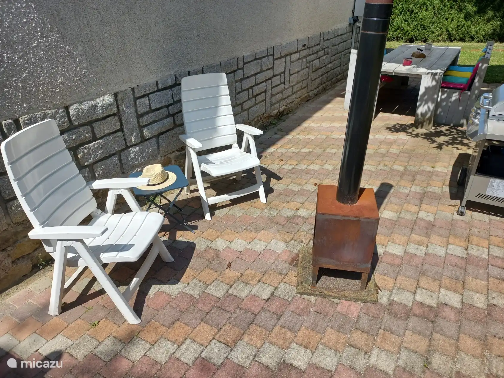 Terrasse mit Holzofen und Grill