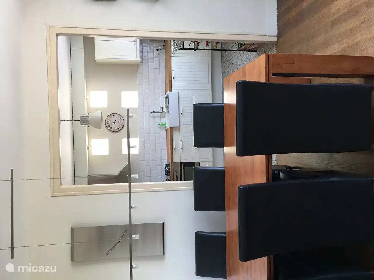 Wohnzimmer mit offener Küche