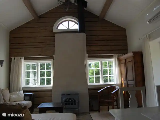 Latitude | Suède, Västergötland, Torestorp - cabane en bois / lodge salon avec poêle à bois