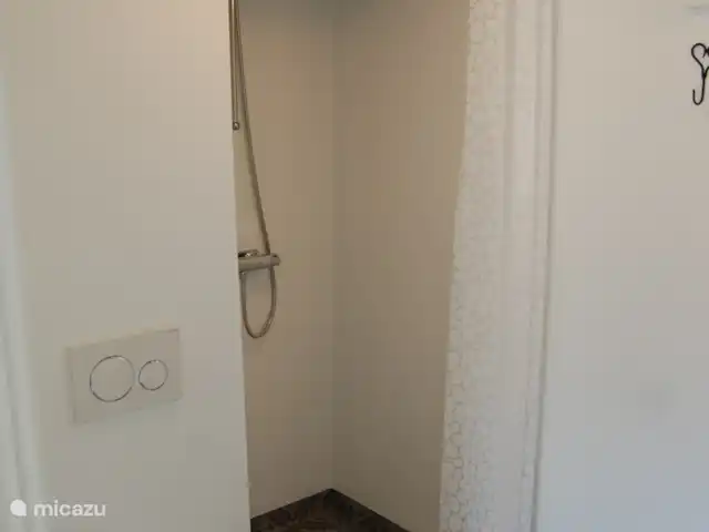 Latitude | Suède, Västergötland, Torestorp - cabane en bois / lodge douche et toilettes dans la salle de bain