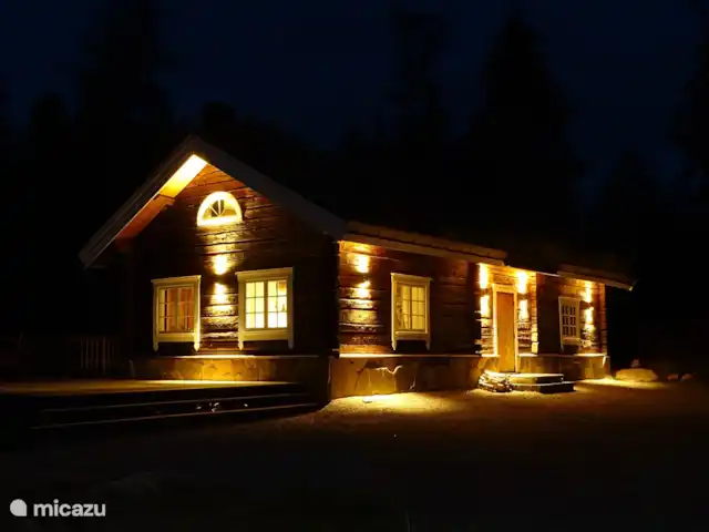 Latitude | Suède, Västergötland, Torestorp - cabane en bois / lodge latitude photo atmosphérique du soir
