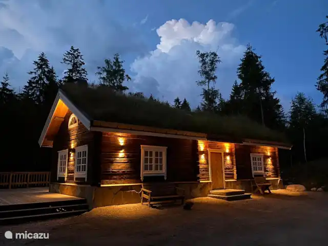 Latitude | Suède, Västergötland, Torestorp - cabane en bois / lodge Latitude par une chaude nuit d'été