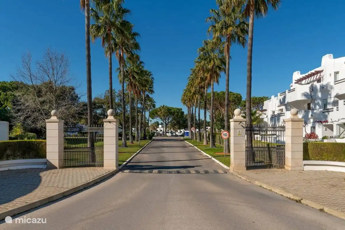 entrada del complejo