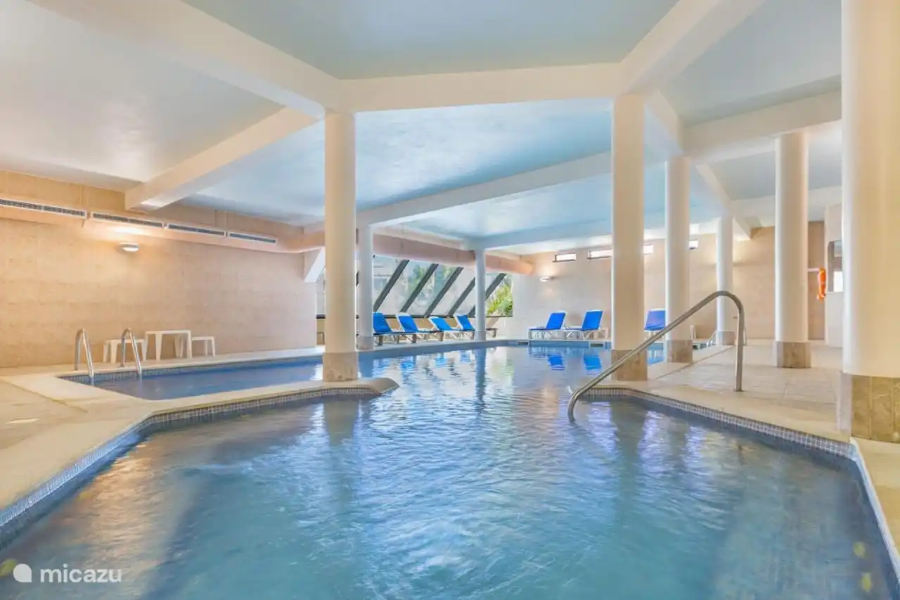 Piscina cubierta en el resort