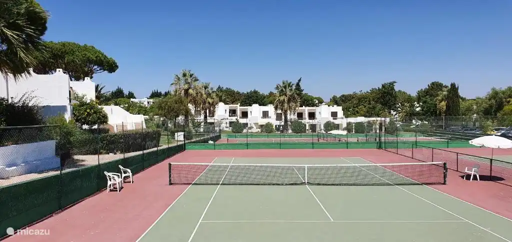 El complejo cuenta con 4 canchas de tenis.