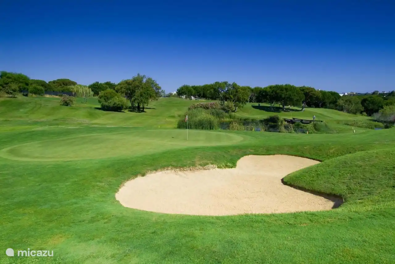 El complejo cuenta con un campo de golf de nueve hoyos.
