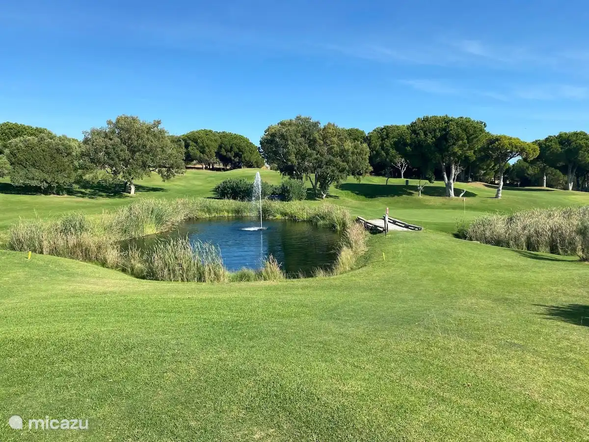 El complejo cuenta con un campo de golf de nueve hoyos.