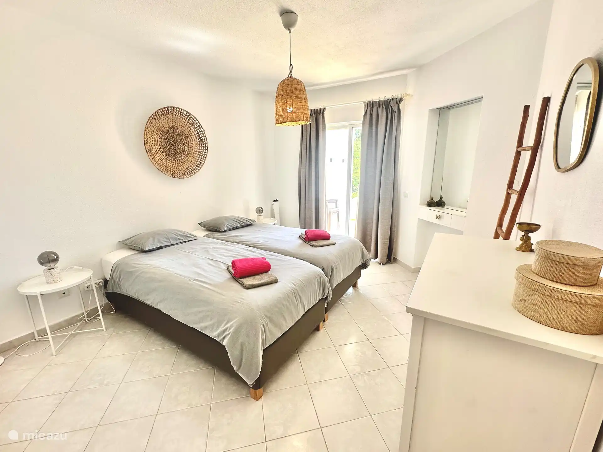 Dormitorio 1 con una preciosa cama doble, con terraza privada. Preciosas sillas y cama. Bonitas vistas despejadas sobre el campo de golf, con el sol desde el sur. Maravillosamente cálido incluso en invierno. El dormitorio tiene aire acondicionado.