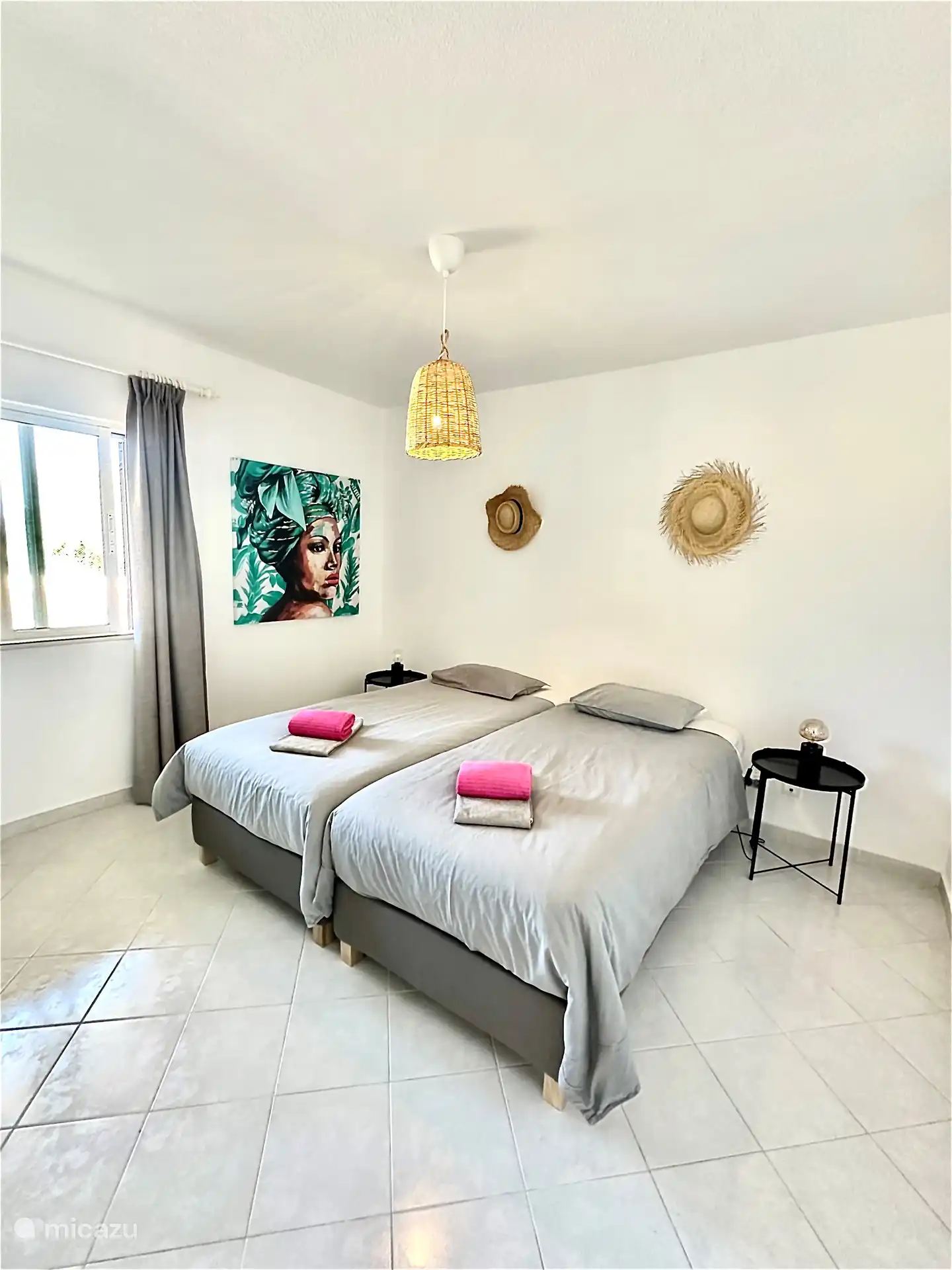 Dormitorio 2 con 2 camas individuales. El dormitorio tiene aire acondicionado.