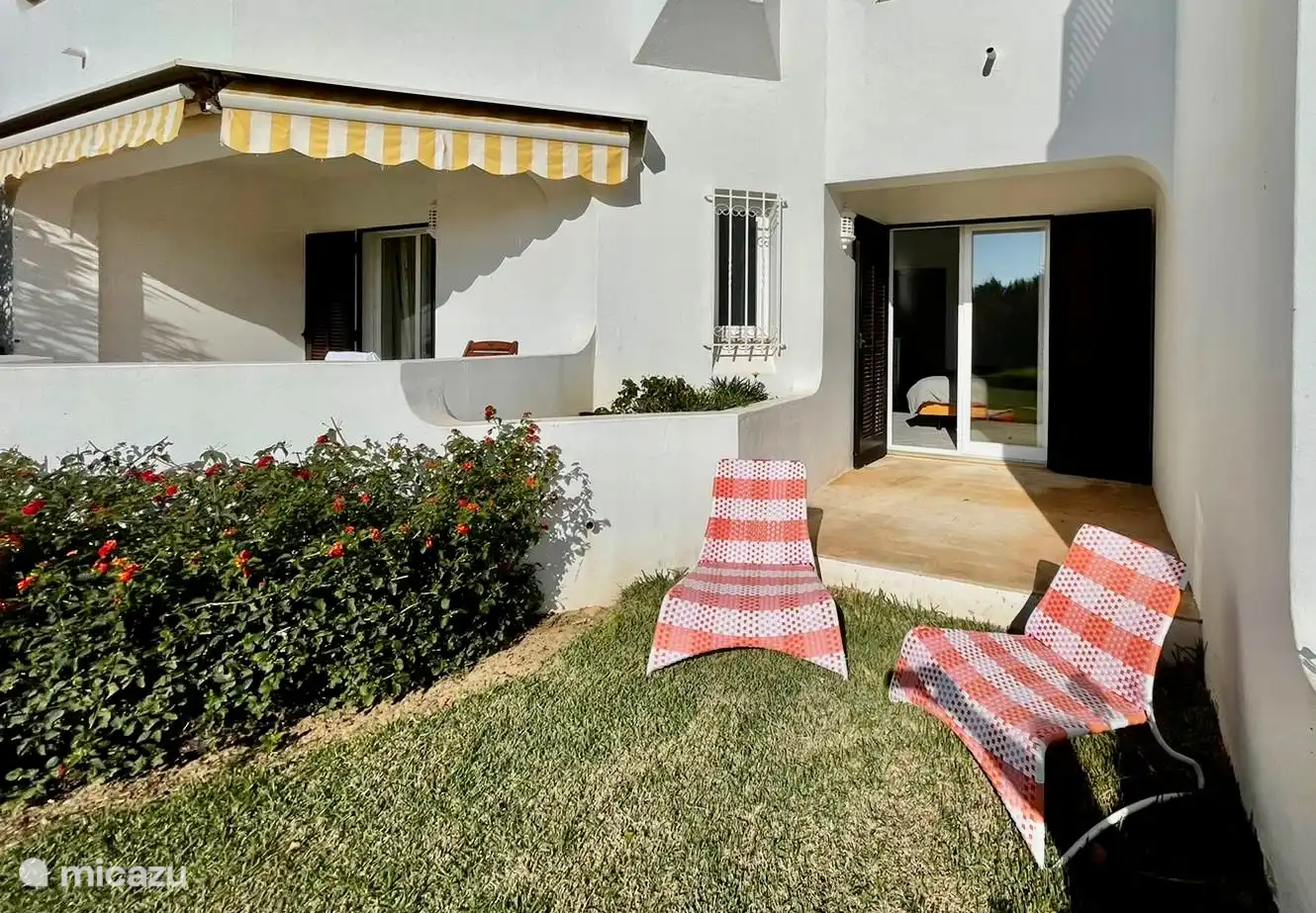 Terraza en uno de los dormitorios, con vistas al campo de golf.