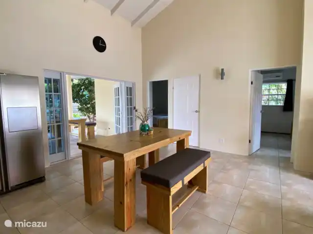 Villa confortable avec piscine privée | Curaçao, Banda Ariba (est), Seru Bottelier - villa Table à manger à l'intérieur, mais à Curaçao, vous vous assiérez probablement plus souvent à l'extérieur.