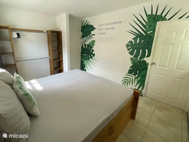 Villa confortable avec piscine privée | Curaçao, Banda Ariba (est), Seru Bottelier - villa Chambre 2 avec air climatisé et une belle murale réalisée par un artiste local.
