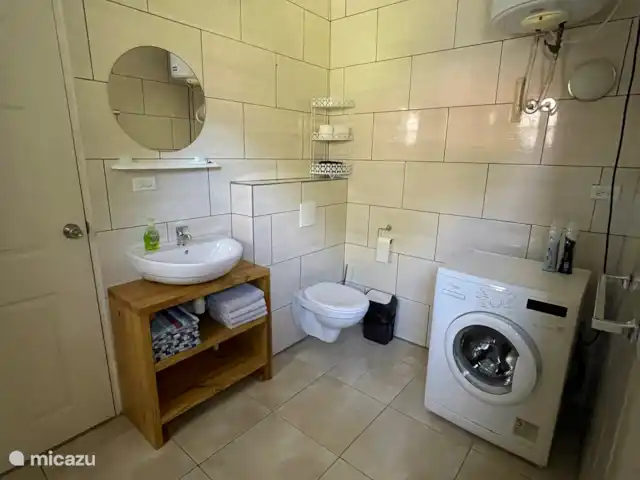 Villa confortable avec piscine privée | Curaçao, Banda Ariba (est), Seru Bottelier - villa Salle de bain attenante aux chambres 2 et 3 avec douche à effet pluie, lavabo, toilettes et lave-linge.