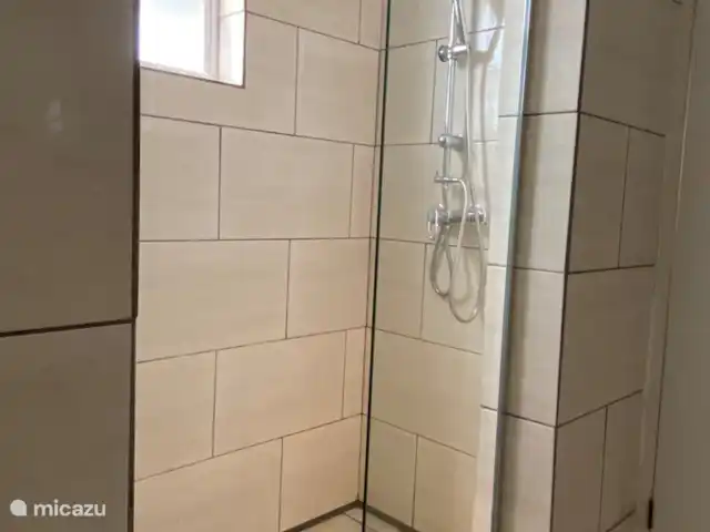 Villa confortable avec piscine privée | Curaçao, Banda Ariba (est), Seru Bottelier - villa Salle de bain attenante aux chambres 2 et 3 avec douche pluie, lavabo, toilettes et lave-linge.