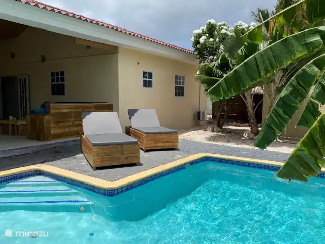 Villa confortable avec piscine privée | Curaçao, Banda Ariba (est), Seru Bottelier - villa Transats à la piscine privée pour se détendre.